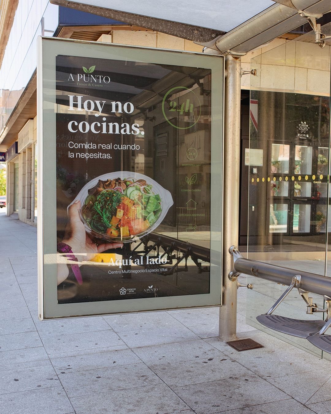 Deseño dos mupis publicitarios de Picris para as marquesinas do concello de Sanxenxo